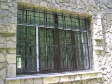 Кованная  оконная решетка "стильное окно"