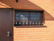 Строгая металлическая решетка для нестандартного окна