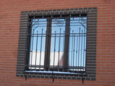 Уникальная металлическая оконная решетка с элементами ковки