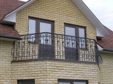 Кованый балкон с выпуклыми  деталями решетки