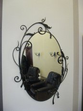Кованое зеркало с растительным орнаментом