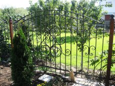 Кованая ограда с округлым навершием