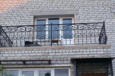 Балконное металлическое ограждение  с узорами художественная ковка