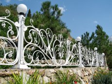 Кованая ограда декоративная