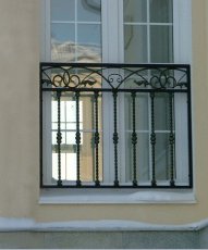 Кованя решетка для нижней части окна в дворцовом стиле