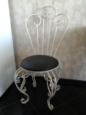Кованый стул с изысканым кованым кружевом