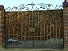 Кованые ворота в древне-русском стиле.