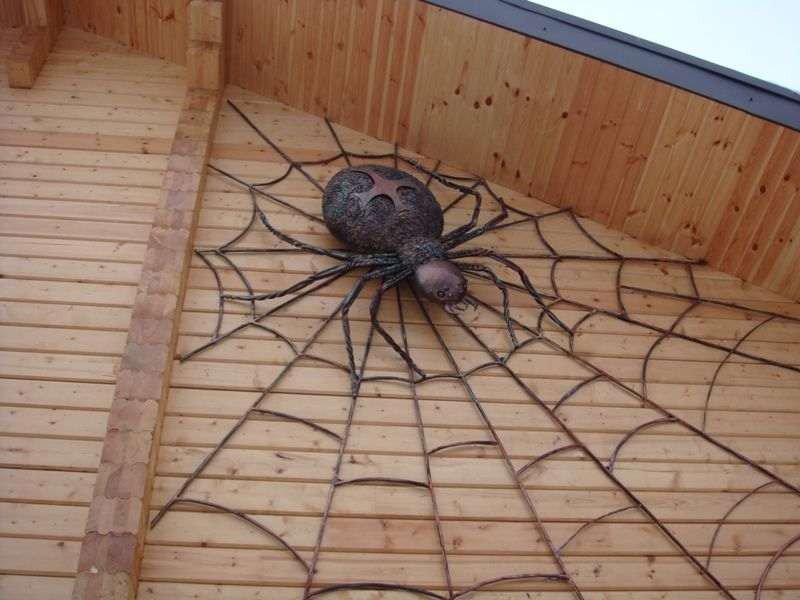 Кованые  пауки для декора интерьера