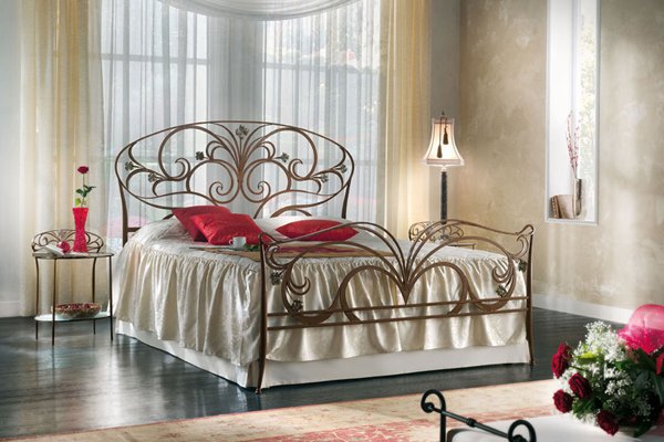 Кованая кровать-перечень  преимуществ  перед  кроватями из других  материалов.